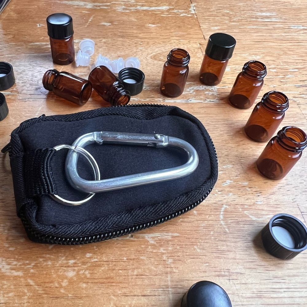 Essential Oil Zipper Pouch Keychain – Black | 8 Amber Bottles + Lids